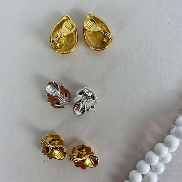 Set of 6 MONET Jewelry 4 Earrings, 1 Necklace In Gold & White Beads, 1 Brooch - Picture 11 of 13